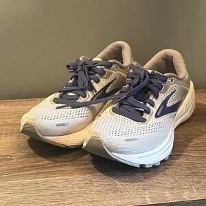 Brooks women’s Adrenalines GTS 23 narrow size 6